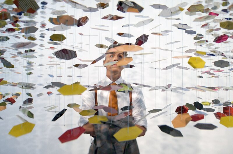 Bei seiner Erkundung der Modernen Galerie Saarbrücken begegnet Asaf Avidan nicht nur zahlreichen Kunstwerken, sondern auch dem deutsch-französischen Flair der Grenzstadt Saarbrücken. – Bild: Klangmalerei.tv