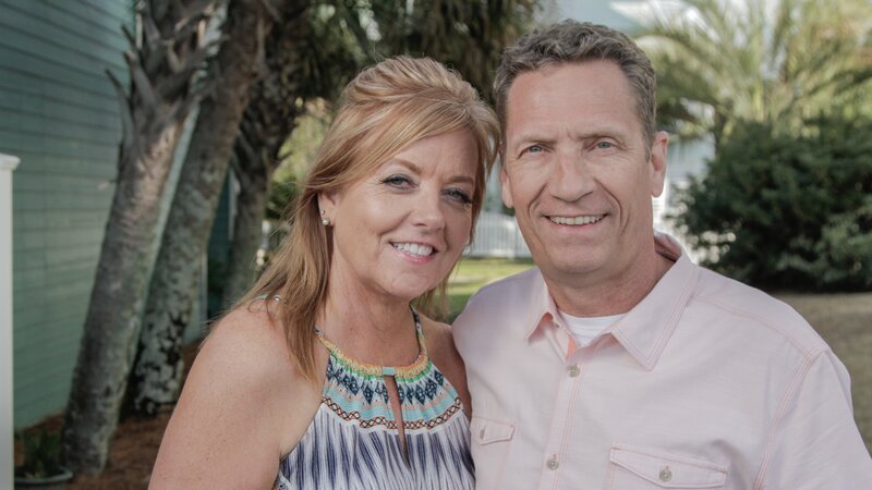 Homebuyers Debbie and Greg are looking for the perfect Pensacola beach house to fulfill a 38-year-old dream of theirs, as seen on HGTV’s Beach Hunters. – Bild: HGTV /​ Focus HBCHU111_263962_968688 /​ Scripps Network Interactive, Inc.