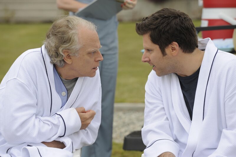 PSYCH -- Episode 605 „Shawn Interrupted“ -- Pictured: (l-r) Brad Dourif as Bernie Bethel, James Roday as Shawn Spencer -- Photo by: Alan Zenuk/​USA Network – Bild: MPP