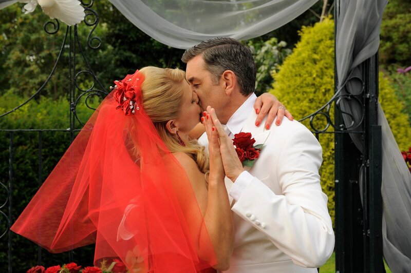 PSYCH -- „Deez NUPs“ Episode 707 -- Pictured: (l-r) Kristy Swanson as Marlowe, Timothy Omundson as Carlton Lassiter -- (Photo by: Alan Zenuk/​USA Network) – Bild: Alan Zenuk/​USA Network