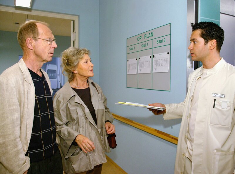 MDR Fernsehen IN ALLER FREUNDSCHAFT FOLGE 252, „Nur über meine Leiche“, am Donnerstag um 11:40 Uhr. Der ehemalige Maskenbildner Robert Stadler und die frühere Garderobiere Gerda Wilde, die Mitbewohner von Paula, haben die dominante Diva viele Jahrzehnte beruflich und freundschaftlich begleitet. Robert Stadler (Hans Peter Korff); Gerda Wilde ( Antje Hagen); Philipp Brentano (Thomas Koch) – Bild: MDR/​Krajewski