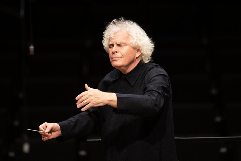 Chefdirigent des Symphonieorchesters des Bayerischen Rundfunks Sir Simon Rattle. – Bild: ZDF und BR, Astrid Ackermann