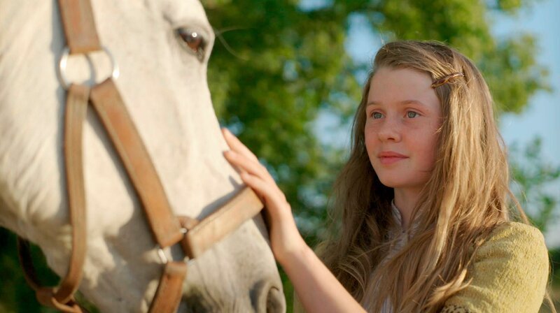 Jane (Aurelia Ott) hat es geschafft. Zusammen mit ihren Freundinnen konnte sie das Pferd Wellington retten. – Bild: SWR/​LOOKSfilm/​René Gorski