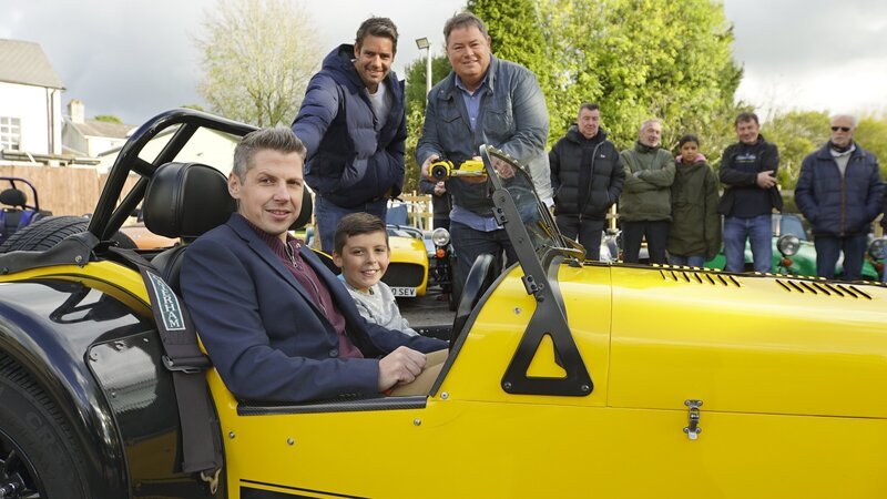 MIKE, ELVIS, CONTRIB AND SON POSING..CONTRIB/​SON SAT IN CATERHAM. – Bild: Discovery, Inc.