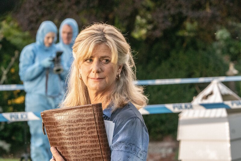Tamara Deddington (Imogen Stubbs) vermarktet gemeinsam mit ihrem Bruder Ambrose einen sehr erfolgreichen Honig. Hat sie etwas mit dem Mord an Dr. Serena Lowe zu tun? – Bild: ZDF und Mark Bourdillon/​Bentley Productions/​All3Media