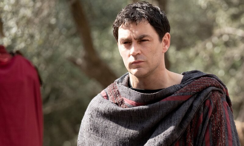 Gaius (Matthew McNulty) – Bild: MORIS PUCCIO /​ Banijay Rights /​ Die Verwendung ist nur bei redaktioneller Berichterstattung im Rahmen einer Programmankündigung ab 2 Monate vor der ersten Auss /​ © Tiger Aspect/​Banijay Rights/​MGM+/​Moris Puccio