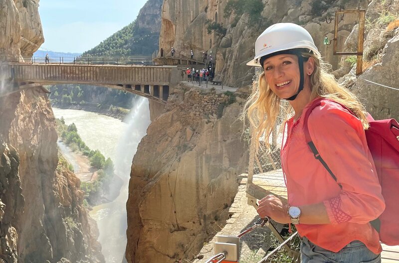 Der Caminito del Rey, der kleine Königsweg, klebt auf 100 m Höhe an den Steilwänden der Schlucht Desfiladero de los Gaitanes. Für die Wanderung benötigt Tamina Kallert eine gute Ausrüstung – und Schwindelfreiheit. – Bild: WDR/​Carolin Wagner