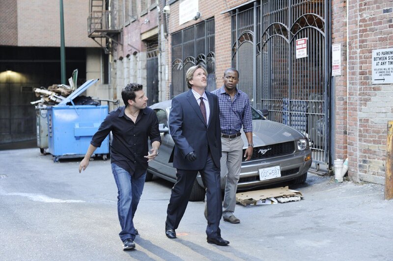 Shawn (James Roday, li.) und Gus (Dulé Hill, re.) wollen beweisen, dass der kurzzeitig aus dem Gefängnis entflohene Kunsträuber Despereaux (Cary Elwes) nichts mit dem Raubmord zu tun hat. – Bild: NBC Universal Television