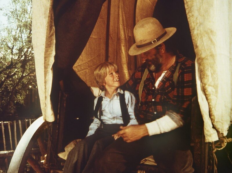 Im Wagen entdeckt Isaiah Edwards (Viktor French, r.) den kleinen Samuel (Joel Graves, l.) . – Bild: Sat.1 Gold