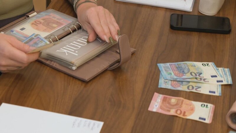 Die Seitenwechsel-Reporterin trifft zwei Menschen mit gegensätzlichem Umgang mit Geld und fragt sich: Was macht am Ende glücklicher? – Bild: RTL /​ Arriba Media /​ Shoppen oder Sparen – Wer lebt besser?