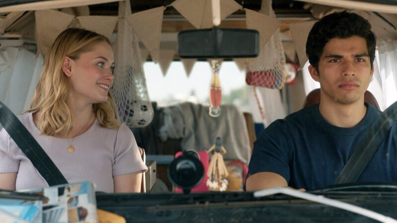 Mia (Virginia Gardner) ist mit Kyle (Alex Aiono) in Spanien unterwegs, um ihre leibliche Mutter zu suchen – Bild: RTLZWEI