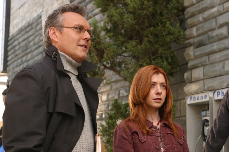 Willow (Alyson Hannigan, r.) und Giles (Anthony Stewart Head, l.) machen sich auf die Suche nach einem geheimnisvollen Feind, der ihnen das Leben immer schwerer macht … – Bild: RTL /​ Twentieth Century Fox Film Corporation