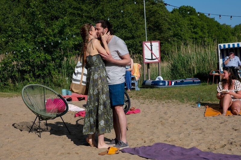 Jacob Bernstein (Nicola Mastroberardino) und Sonja Weidner (Lara Marian) kommen sich endlich näher. – Bild: ZDF und Manju Sawhney