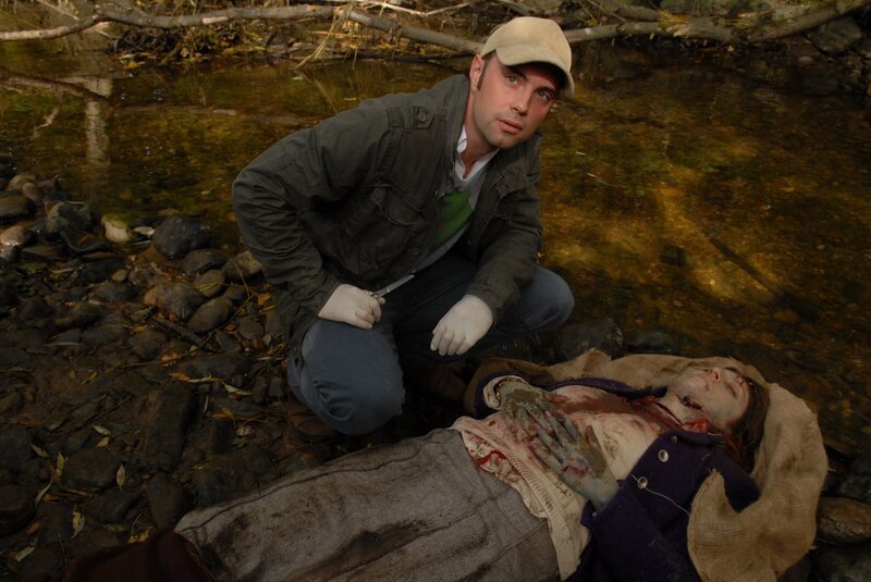 Pathologe Böhm (Volker Klüpfel) untersucht die Leiche von Michaela Heiligenfeld (Ulrike Rothärmel). – Bild: BR/​Kerstin Stelter