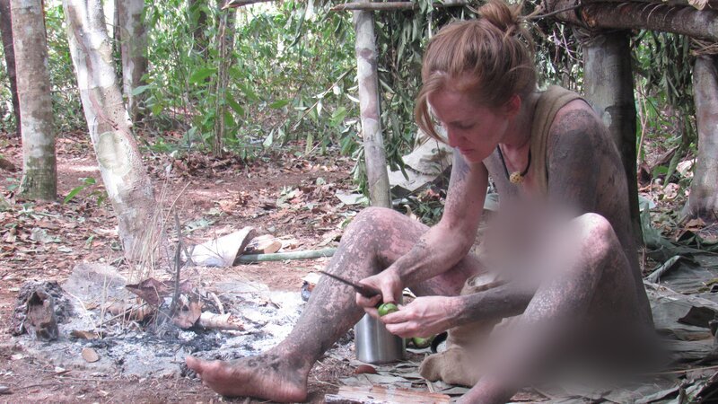 Alana schneidet ein Stück Obst auf. – Bild: Discovery Channel /​ Photobank 34113_ep107_028_blur /​ Discovery Communications