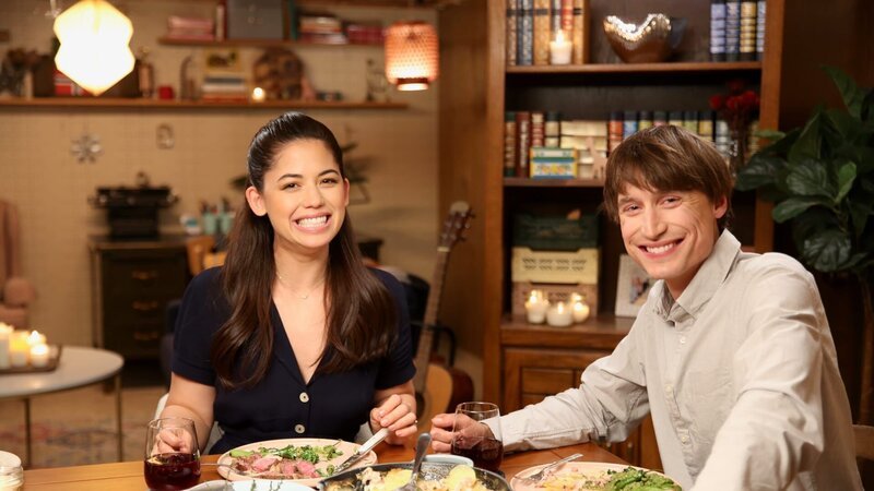 Portrait shot of Molly Yeh and her husband Nick eating during their Iron Anniversary dinner – Bild: Discovery, Inc.