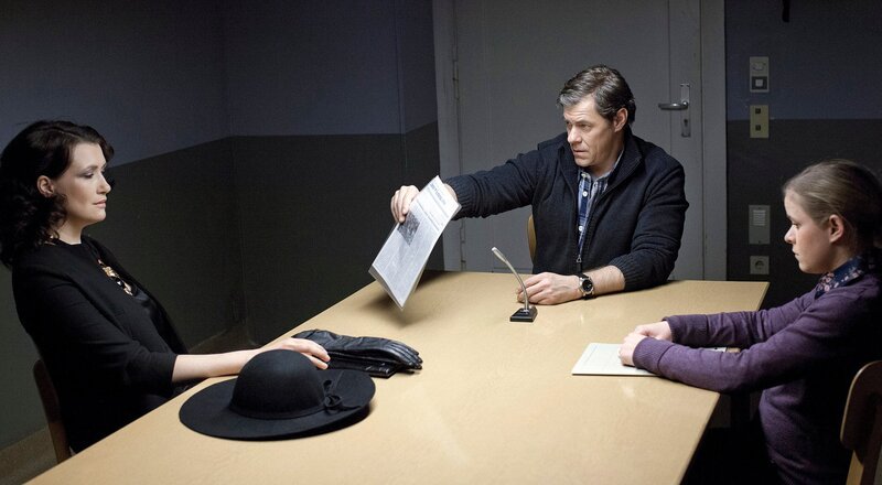 Finn (Sven Martinek, M.) und Sandra (Marie-Luise Schramm, r.) nehmen die Geschäftsführerin der Modefirma , Maryvonne Paulsen (Claudia Mehnert, l.) beim Verhör in die Mangel. Sie steht im Verdacht, den Parfümeur umgebracht zu haben. – Bild: NDR/​ARD/​Georges Pauly