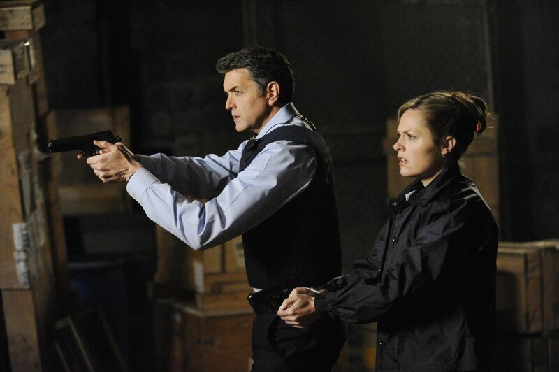 Lassiter (Timothy Omundson) und Juliet (Maggie Lawson) sind am Tatort angekommen, um die Camino-Bande dingfest zu machen. – Bild: NBC Universal Television