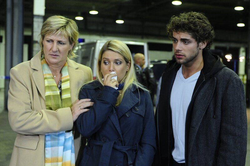 Stehen unter Schock: Susanne (Heike Jonca, l.), Anna (Jeanette Biedermann, M.) und Jonas (Roy Peter Link, r.) … – Bild: SAT.1 /​ Oliver Ziebe