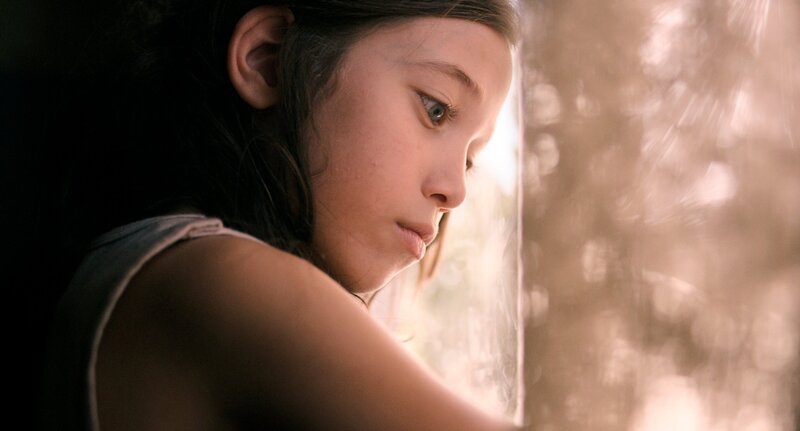 Gefangen in einer von Krieg zerrütteten Welt, mit der Hoffnung, eines Tages auf dem Fußballfeld der Nachbarschaft spielen zu können, findet die achtjährige Tala Trost und Freiheit in einem verbotenen Fernseher. Doch dieser Fernseher bringt sie in ein Spiel um Leben und Tod. – Bild: SWR/​Filmakademie BW