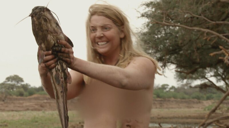 Nicole hält einen Fisch. – Bild: Warner Bros. Discovery