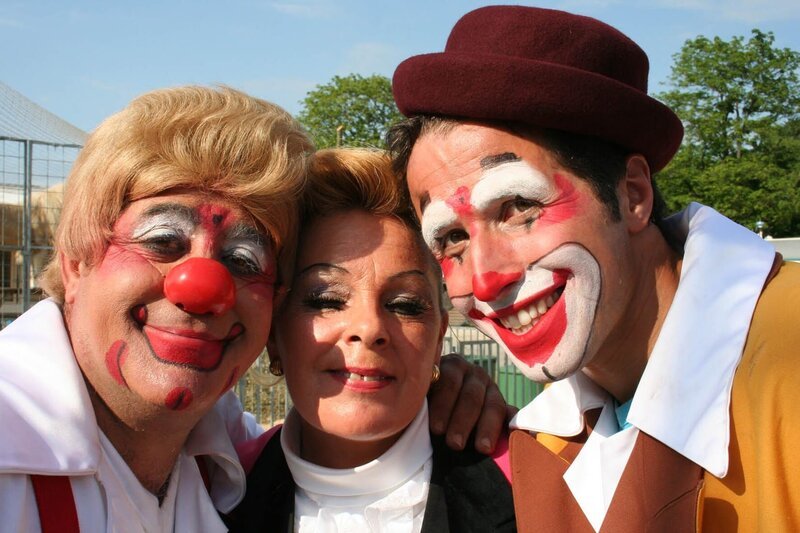 Willi (re.) mit den Zirkusclowns Toni (li.) und Jeanette Alexis (Mitte) vom Circus Krone. – Bild: Bayerischer Rundfunk/​megaherz gmbh