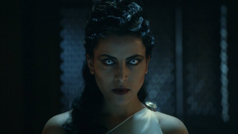 Pythia, die wohl berühmteste Orakelpriesterin aus Delphi, war ständig high – so könnte man sich den tranceähnlichen Bewusstseinszustand wohl vorstellen. Nur durch die göttlichen Dämpfe, die aus einer Erdspalte unter ihrem Tempel austraten, konnte sie die Botschaften Apollos an die Menschen weitergeben. Einige Priesterinnen ließen im verrauchten Tempel allerdings ihr Leben. Denn ein zu tiefer Lungenzug, bedeutete auch mal den Tod. – Bild: ZDF und Jens Boeck