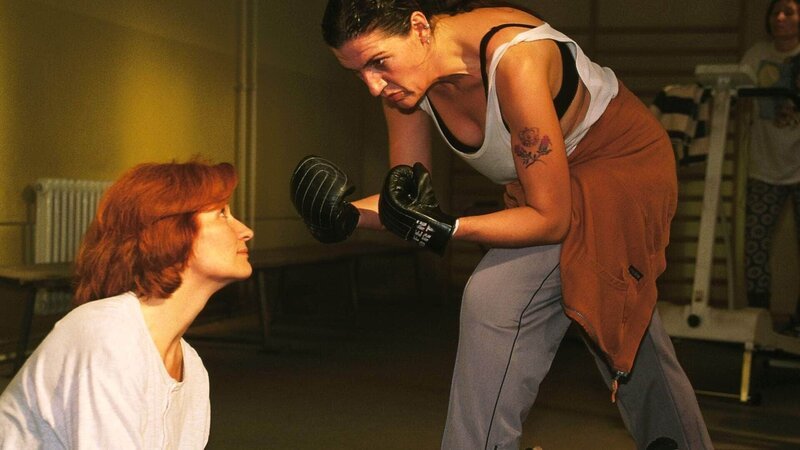 Beim Training im Fitnessraum versucht Regine (Ana Fonell, li.) Walter (Katy Karrenbauer) zu erklären, dass der Intellekt wichtiger sei als rohe Gewalt. Walter fühlt sich dadurch provoziert. – Bild: RTL