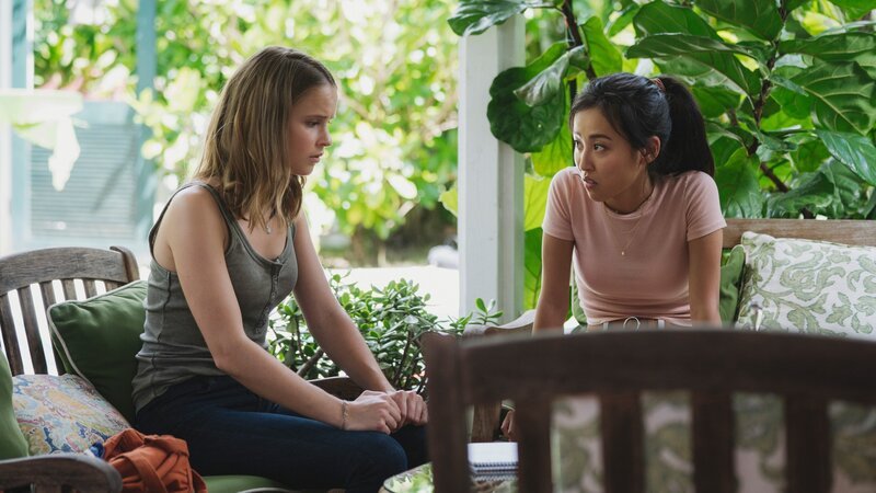Laura (Clara Rugaard, li.) mit ihrer Freundin Chloe (Lyrica Okano) – Bild: RTL Zwei