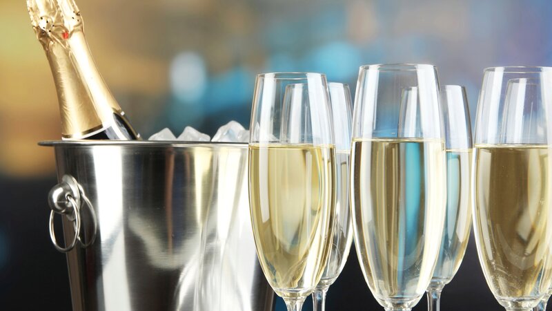Champagne in glasses on  restaurant background – Bild: belchonock /​ Getty Images/​iStockphoto /​ ThinkstockPhotos-177650047.