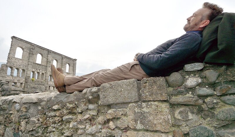 Roccos Lieblingsplatz in Aosta: bei den Ruinen des antiken römischen Theaters. – Bild: ARD Degeto