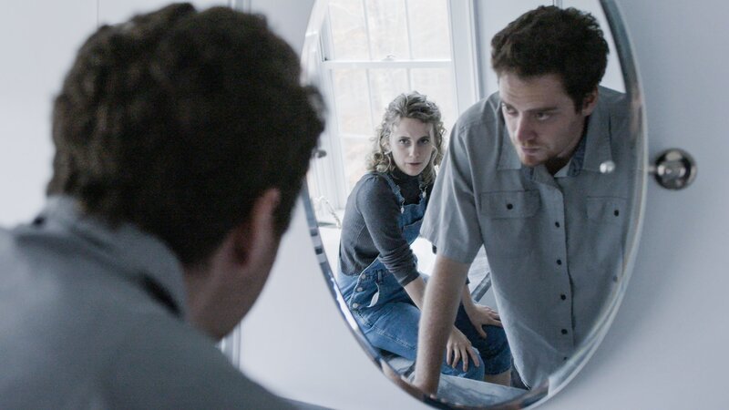 Todd (Devin O’Brien) in the mirror and Stacy (Katherine Leidlein) in the background – Bild: Investigation Discovery /​ Discovery Communications, LLC
