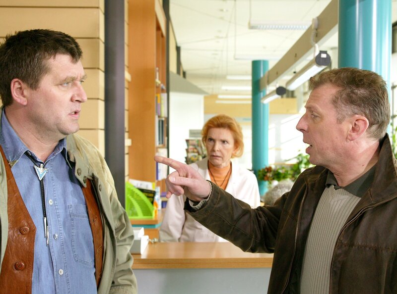 MDR Fernsehen IN ALLER FREUNDSCHAFT FOLGE 254, „Der Liebesbeweis“, am Montag um 11:40 Uhr. Elviras Mann Heinz Castor (Bruno F. Apitz) und ihr jahrelanger Geliebter Paul Wagner (Dieter Brandecker) geraten aneinander. Paul wirft Heinz vor, Elvira damals zur Adoption gedrängt zu haben – eine Entscheidung, die sie bis heute nicht verkraftet hat. – Bild: MDR/​Krajewski