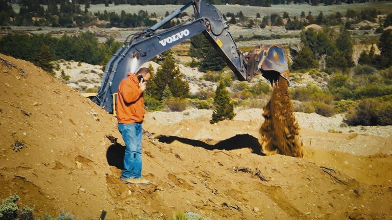 Der Mann ist am Telefon. – Bild: Warner Bros. Discovery