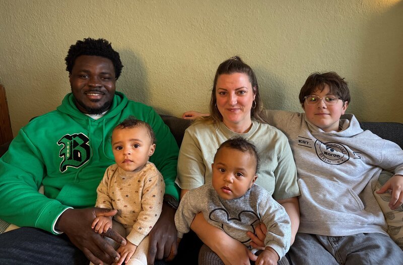  Wie lebt eine Familie weiter, wenn von drei neugeborenen Kindern nur zwei aus der Geburtsklinik nach Hause kommen? Der Film erzählt von einer Mutter, die kaum Zeit zum Trauern findet, zeigt den hektischen Alltag der Familie, eine Beerdigung im kleinsten Kreis, die psychotherapeutische Aufarbeitung – und einen ersten Geburtstag, der für drei Kinder gedacht ist, auch wenn nur zwei ihn erleben. – Die Familie zusammen in ihrer Berliner Wohnung.  – Bild: rbb /​ Sybille Seitz /​ rbb Presse & Information