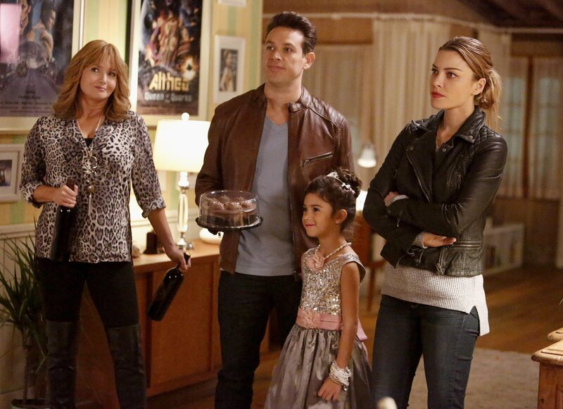 Heiles Familienleben? Chloes Mutter Penelope (Rebecca De Mornay, l.) stattet Dan (Kevin Alejandro, 2.v.l.), Trixie (Scarlett Estevez, 2.v.r.) und ihrer Tochter (Lauren German, r.) einen Besuch ab und ist erstaunt darüber, wer der neue, charmante Partner ihres Kindes ist … – Bild: WARNER BROS