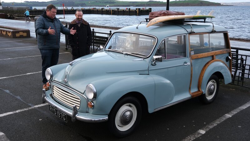 Mike and contributor looking at trade in car (ws). – Bild: Discovery, Inc.