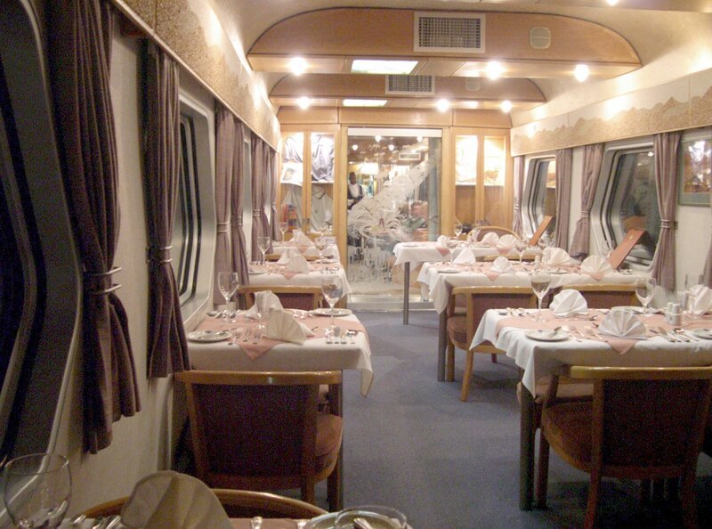 Abendessen im Welwitschia Restaurant. – Bild: NDR/​SWR