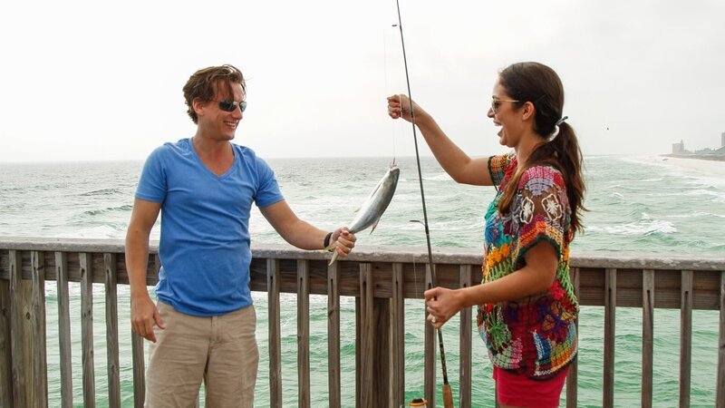 Homebuyers Craig and Hilary celebrate after a successful catch, as seen on HGTV’s Beach Hunters. – Bild: 2017, Scripps Networks, LLC. All Rights Reserved.