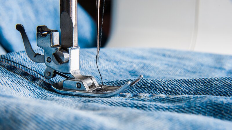Sewing machine and blue jeans fabric. – Bild: keira01