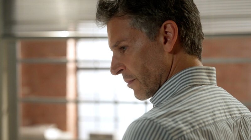 Victoria (Caroline Schreiber) erkennt, dass Richard (Florian Odendahl m.) sie in eine AG drängen will. – Bild: NDR