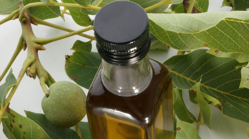 walnut oil in a bottle – Bild: Jörg Beuge /​ Getty Images/​iStockphoto /​ Thinkstock – 96951093