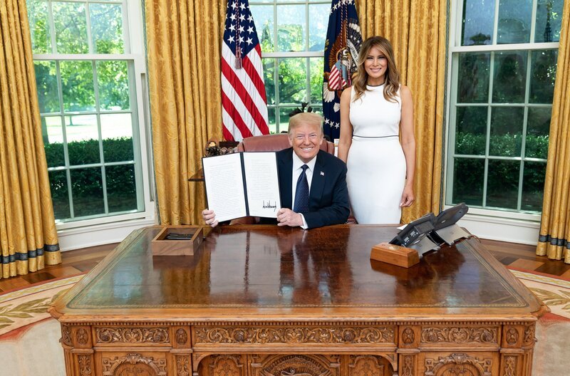 Donald und Melania Trump im Oval Office, 24. Juni 2020. – Bild: SWR/​The White House /​ ZDF