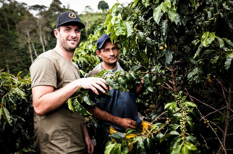 Heiko Reinholz, Kaffeeröster aus Fulda, mit einem Farmarbeiter bei der Kaffeeernte auf der „Finca La Christalina“ in Kolumbien. – Bild: HR/​Heiko Reinholz