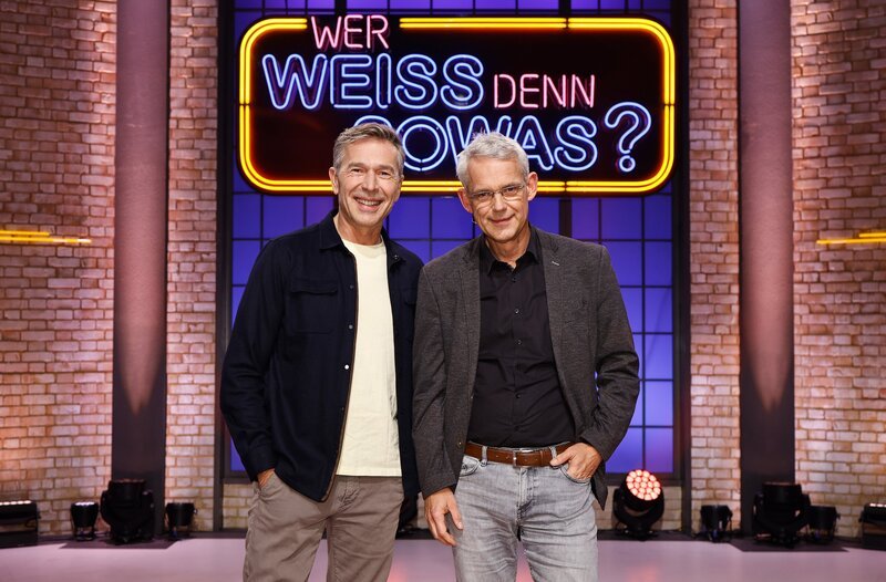 Die Kandidaten dieser Sendung: Der Journalist und Fernsehmoderator, Dirk Steffens (l.) und der Astronom Heino Falcke (r.). – Bild: ARD/NDR/Morris Mac Matzen Die Kandidaten dieser Sendung: Der Journalist und Fernsehmoderator, Dirk Steffens (l.) und der Astronom Heino Falcke (r.). – Bild: ARD/NDR/Morris Mac Matzen