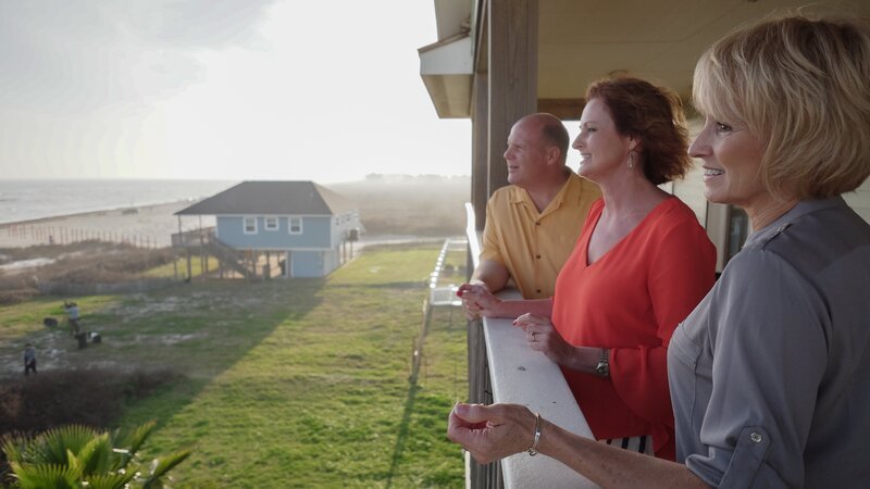 Homebuyers Logan and Deborah check out the ocean views from the master suite deck of the Palm Bay House with real estate agent Tanya Jones, as seen on HGTV’s Beach Hunters. – Bild: HGTV /​ Focus HBCHU109_260919_955258 /​ Scripps Networks, LLC