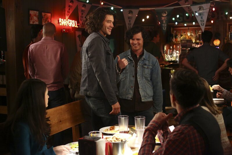 Wie wird Axl (Charlie McDermott, r.) reagieren, wenn er erfährt, dass Sue und Brad Lexie mit dem attraktiven Chester (Trent Garrett, l.) verkuppeln wollen? – Bild: Warner Bros.