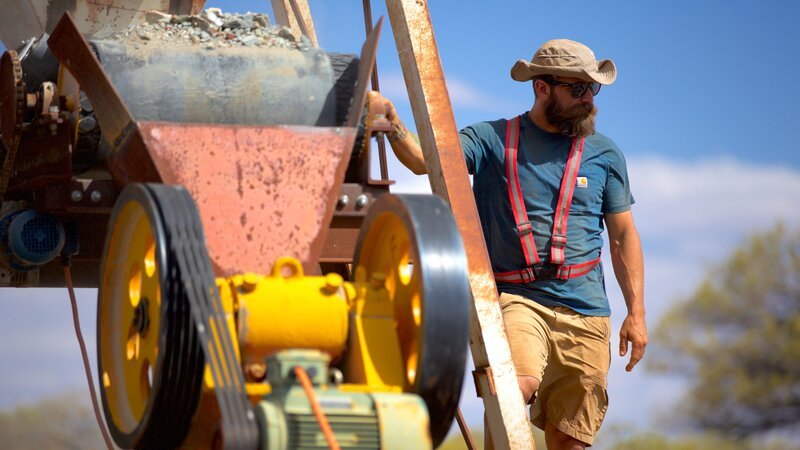 Fred Lewis hanging on to equipment. – Bild: Discovery Communications, LLC