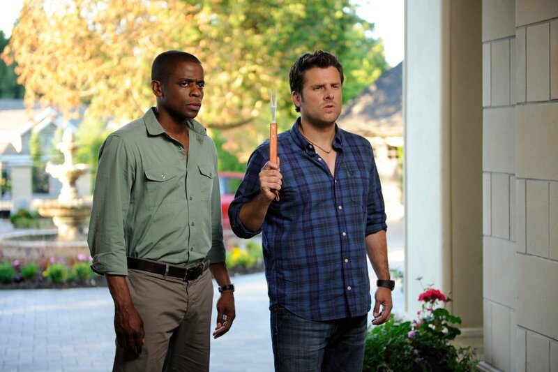 PSYCH -- „Shawn 2.0“ -- Pictured: (l-r) Dule Hill as Gus Guster, James Roday as Shawn Spencer – Bild: USA Network /​ UNIVERSAL CHANNEL