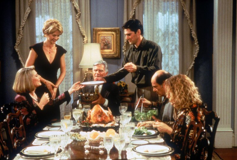 Thanksgiving: Dharma hat wieder einmal eine ganz verrückte Idee. Sie plant ein großes Thanksgiving-Dinner – zusammen mit Eltern und Schwiegereltern. Greg ist klar, dass ein solches Unterfangen nur schief gehen kann. Beim Kochen wird es Dharma schlecht. Plötzlich glauben alle, sie sei schwanger. Dharma und Greg sind zunächst konsterniert. Nach dem ersten Schreck aber sind sie in freudiger Erwartung. – Bild: Disney; Disney•Pixar; Lucasfilm LTD; Marvel